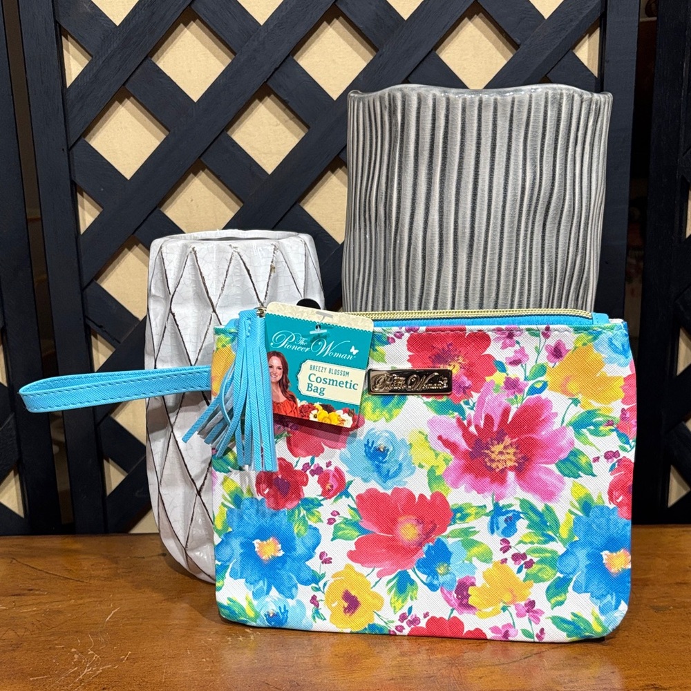 The Pioneer Woman Floral Print Cosmetic Case Wristlet NWT